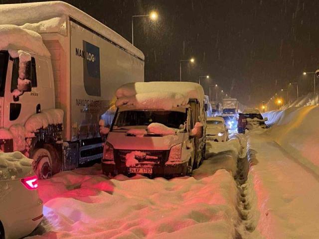 17 kilometrelik araç kuyruğunun oluştuğu Bolu'da Vali Ahmet Ümit açıkladı: 1950 yılından beri görülen en yoğun kar yağışı