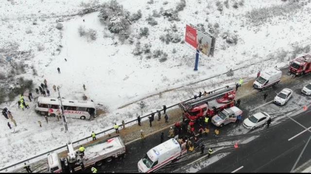 3 kişinin can verdiği Kuzey Marmara Otoyolu'ndaki kazadan ilk görüntüler