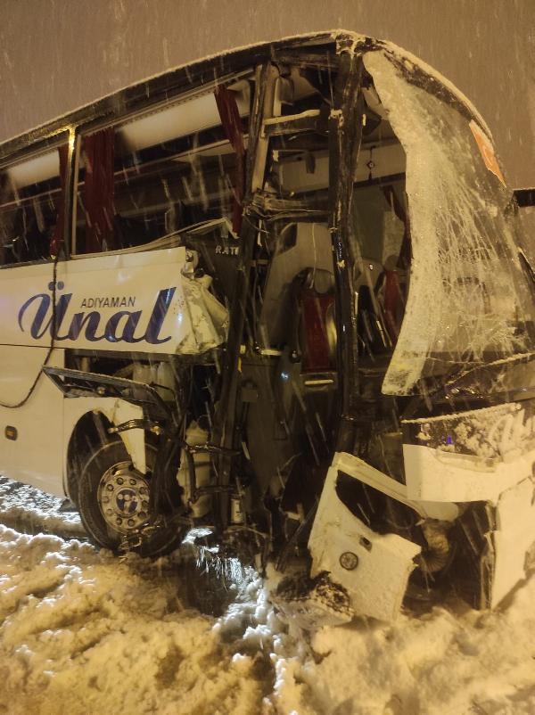 Merzifon'da yolcu otobüsü bariyerlere çarptı 30 yaralı