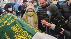 Anneye en acı veda! Katledilen hemşire Ömür Erez'in kızının tabut başındaki hali kahretti