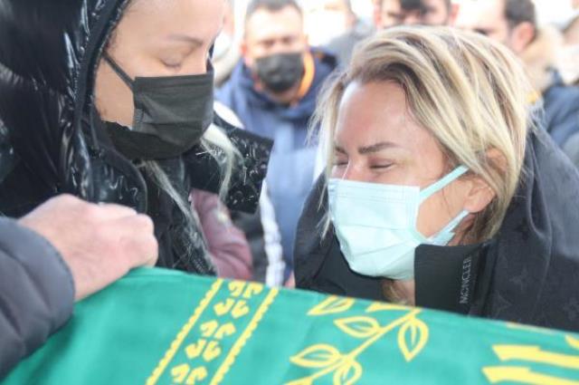 Cenazede tek yürek oldular! Şafak Mahmutyazıcıoğlu'nun eski eşi ve Ece Erken aynı karede