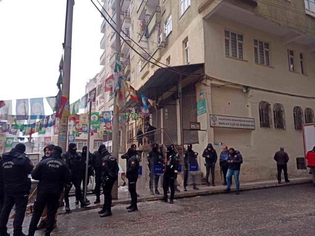 Diyarbakır'da terör paylaşımlarının ardından DBP binasına operasyon! Semra Güzel ve Öcalan'ın fotoğrafları bulundu
