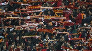 Galatasaray tribünlerinden ağır tezahürat! Yayıncı kuruluş sesi kısmak zorunda kaldı