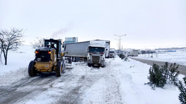 Gaziantep'te yoğun kar yağışı hayatı felç etti! TAG Otoyolu kapandı, mahsur kalan 2900 kişi kurtarıldı