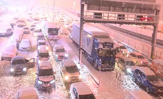 İstanbul'da kar yağışı nedeniyle çok sayıda kişi araçlarında mahsur kaldı