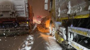 İstanbul'da zorlu gece! Arnavutköy'de yüzlerce araç mahsur kaldı, bekleyiş sürüyor