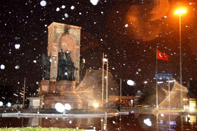 İstanbul'da gece saatlerinde kar yağışı aralıklarla devam etti