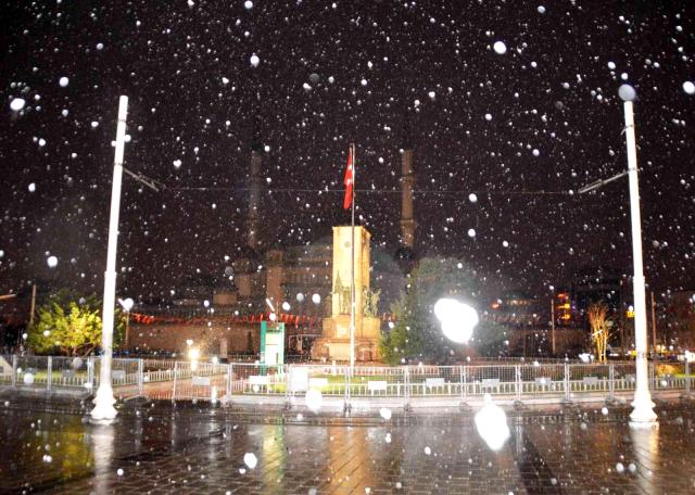 İstanbul'u etkisi altına alan kar yağışı, 5 gün daha devam edecek