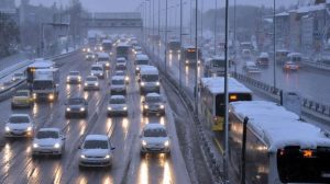 İşten eve gidecekler dikkat! İstanbul'da kar etkisini artırdı, trafik durma noktasında