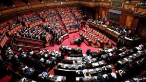 İtalyan Meclisi'nde ekranda bir anda cinsel içerikli film oynamaya başladı! Vekiller dondu kaldı