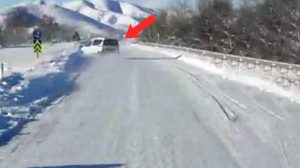Kar manzarasını çekmek isteyen vatandaş, tesadüfen kaza anını kayda aldı