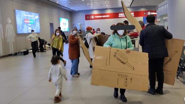 Kar nedeniyle İstanbul Havalimanı'nda mahsur kalan yolculardan 'Otele ihtiyacımız var' protestosu