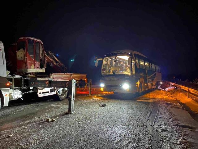 Kar yağışı kazaları da beraberinde getirdi! Refüje çarpan otobüsteki 40 yolcu ölümden döndü