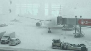 Kar yağışı nedeniyle İstanbul Havalimanı'nda iniş kalkışların iptali saat 13.00'e kadar uzatıldı