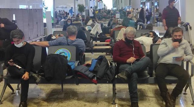Kar yağışı nedeniyle İstanbul Havalimanı'nda iniş kalkışların iptali saat 13.00'e kadar uzatıldı