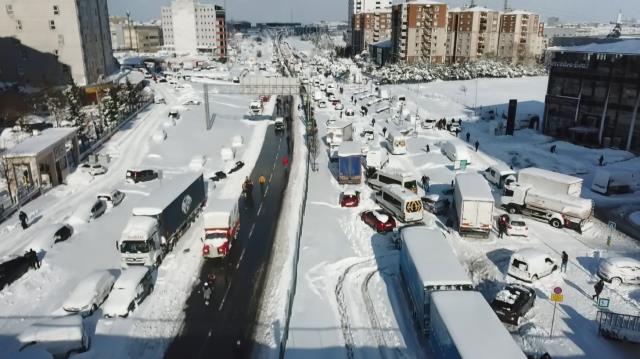 Kar yağışı nedeniyle TEM ve D-100'de terk edilen araçlar alınmayı bekliyor