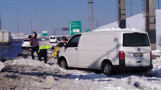 Kar yağışında yol ortasında bıraktıkları araçlarını kazma kürekle kurtardılar