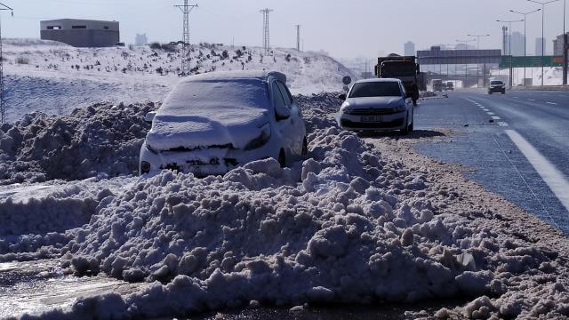 Kar yağışında yol ortasında bıraktıkları araçlarını kazma kürekle kurtardılar