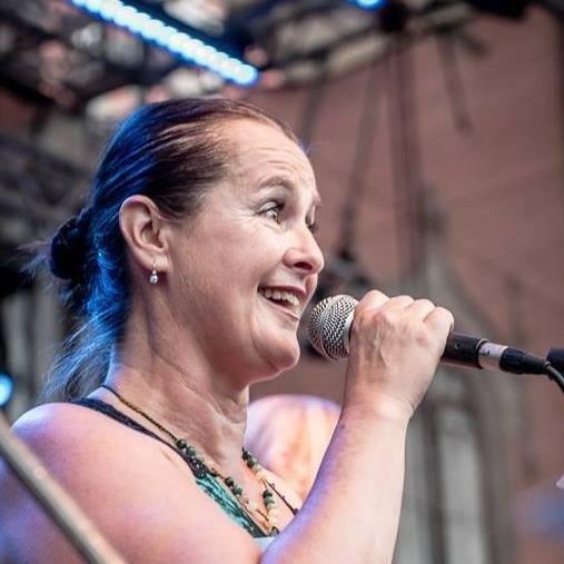 Kısıtlamalardan kaçmak için bilerek koronavirüse yakalanan Çek şarkıcı Hana Horka öldü