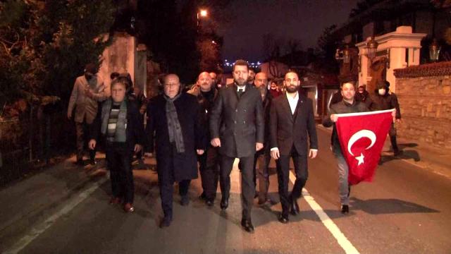 Şarkı sözlerinden dolayı tepki çeken Sezen Aksu, evinin önünde protesto edildi