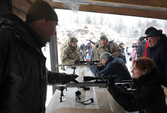 Savaşın ayak sesleri! Ukrayna ordusu olası bir Rus saldırısına karşı vatandaşlarına silah eğitimi vermeye başladı