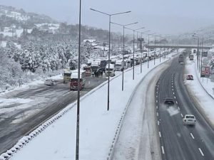 Son Dakika: Anadolu Otoyolu'nun Bolu kesiminde kar nedeniyle Ankara yönüne ulaşım sağlanamıyor