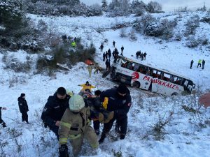 Son Dakika! Kuzey Marmara Otoyolu Reşadiye Mevkii'nde yolcu otobüsü devrildi: 2 ölü, 10 yaralı