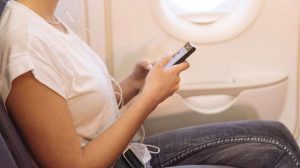 Uçakta skandal iddia: Uyuyan kadın yolcunun göğsüne dokunurken yakalandı