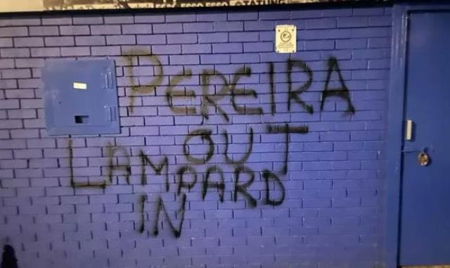 Vitor Pereira, İngiltere'de kriz çıkardı! Ayaklanan taraftarlardan stat duvarına olay yazı