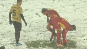Yaptığı kimseyi güldürmedi! Penaltı noktasındaki karları temizleyen Malatyalı futbolculara sulu şaka