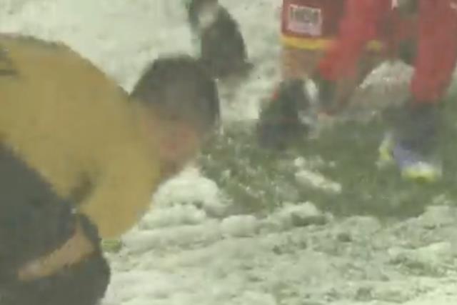 Yaptığı kimseyi güldürmedi! Penaltı noktasında karları temizleyen Malatyalı futbolculara sulu şaka