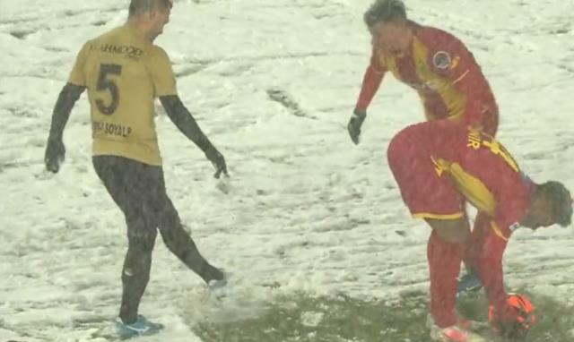 Yaptığı kimseyi güldürmedi! Penaltı noktasında karları temizleyen Malatyalı futbolculara sulu şaka