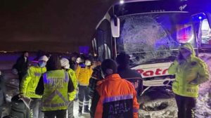 Yolcu otobüsü şarampole düştü; 4 yolcu yaralandı