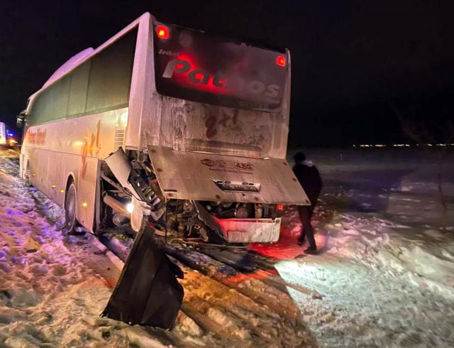Yolcu otobüsünün şarampole düştüğü kazada 4 kişi yaralandı
