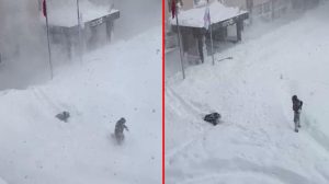 Yurdun çatısından düşen kar kütlesi, az kalsın 2 öğrenciyi öldürüyordu