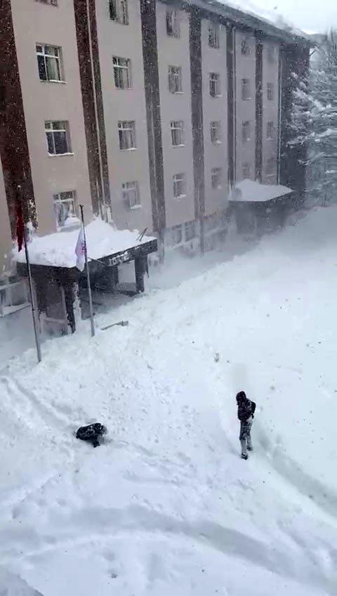 Yurdun çatısından düşen kar kütlesi, az kalsın 2 öğrenciyi öldürüyordu